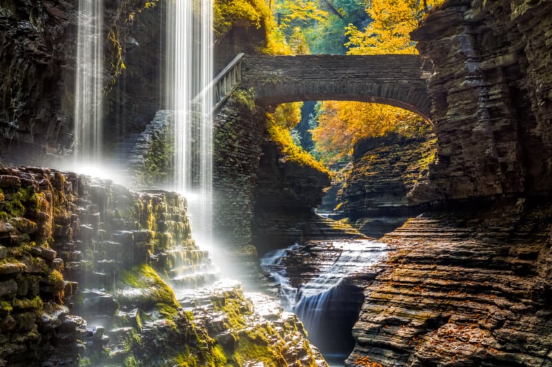 Canyon de cascade de Watkins Glen State Park dans le nord de l'État de New York