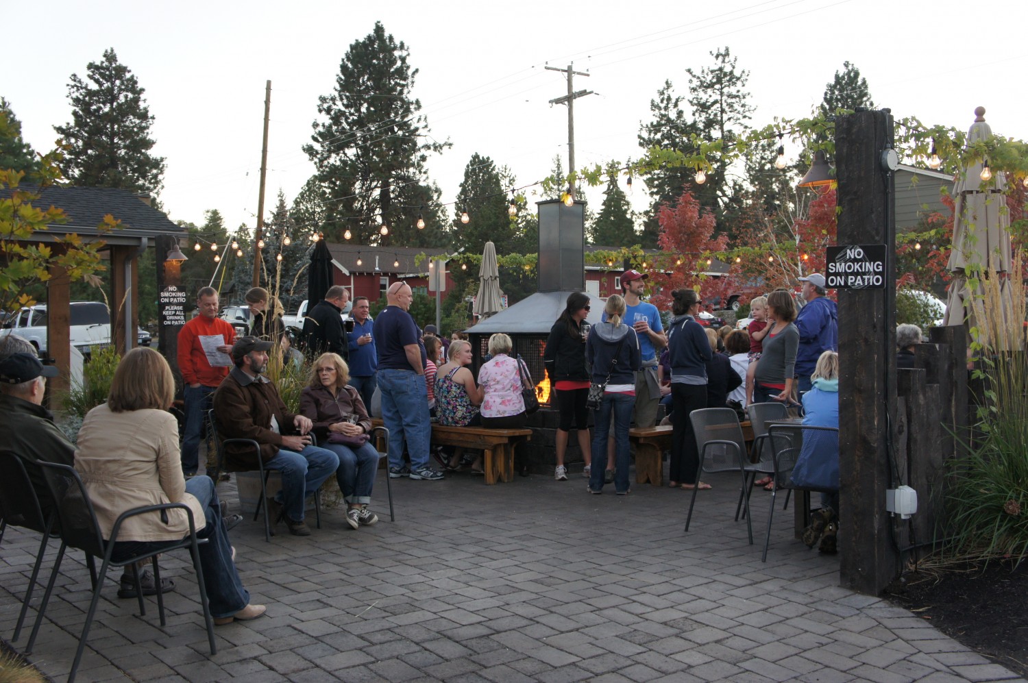 Outside seating at 10 Barrel Brewing in Bend, OR