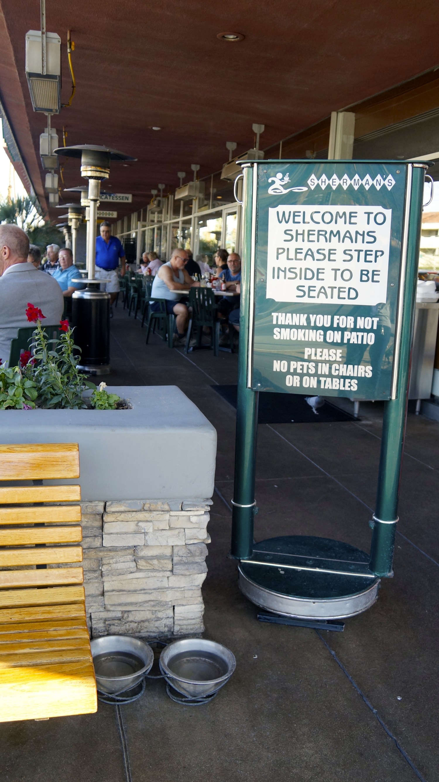 Sign and dog bowls at pet-friendly Sherman's Deli in Palm Springs, CA