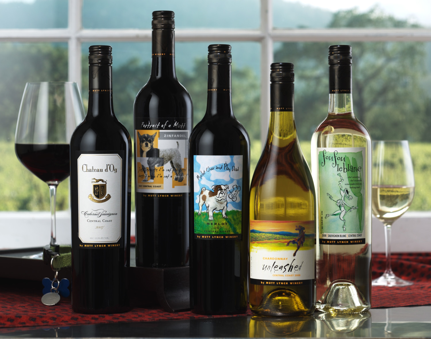 Bouteilles de vin avec un verre de rouge et un verre de blanc - Dog Friendly Wineries in Sonoma