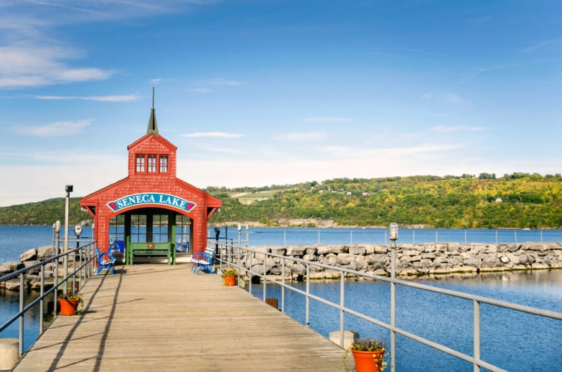 Abri rouge sur la jetée du lac Seneca - Visiter Watkins Glen avec des animaux domestiques