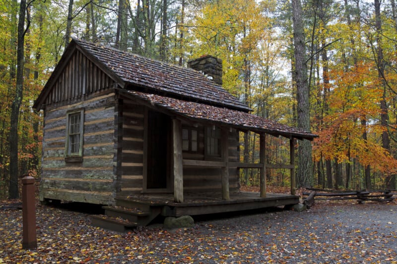 Cabane en rondins dans un parc d'État - Visiter Watkins Glen avec des animaux de compagnie