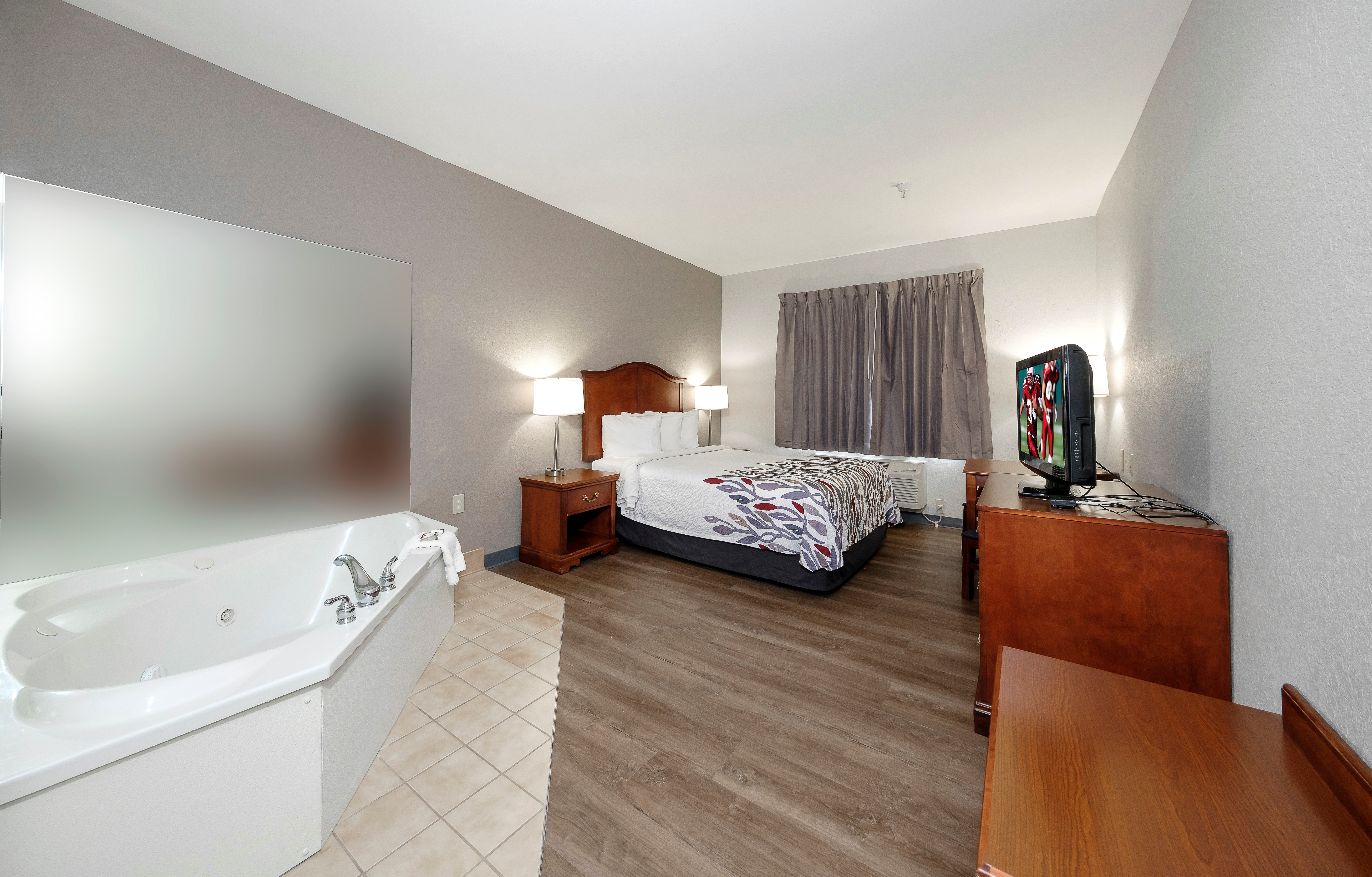 1174-suite-queen-bed-jetted-tub.jpg
