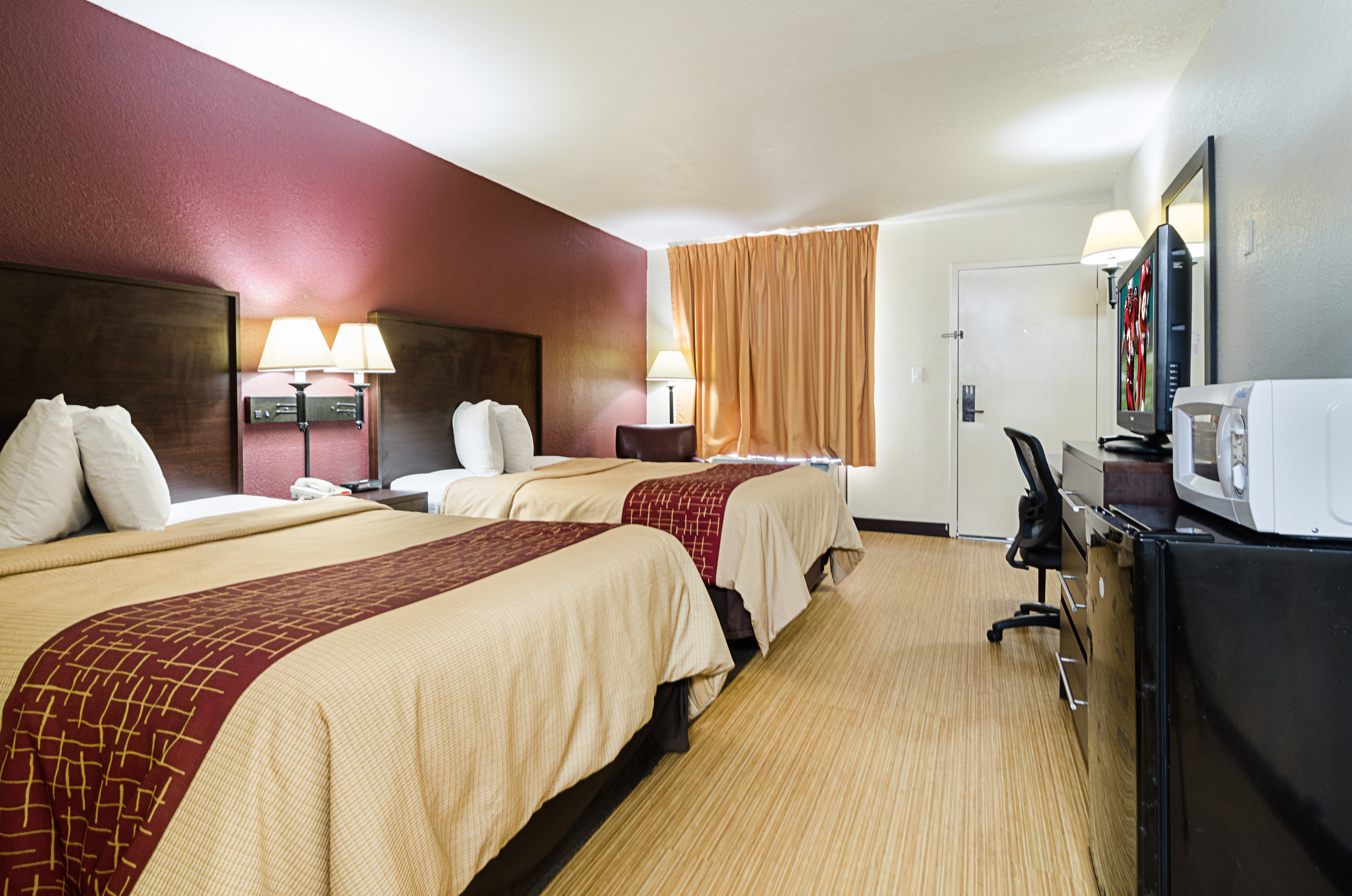 426-suite-king-bed-2-queen-beds.jpg