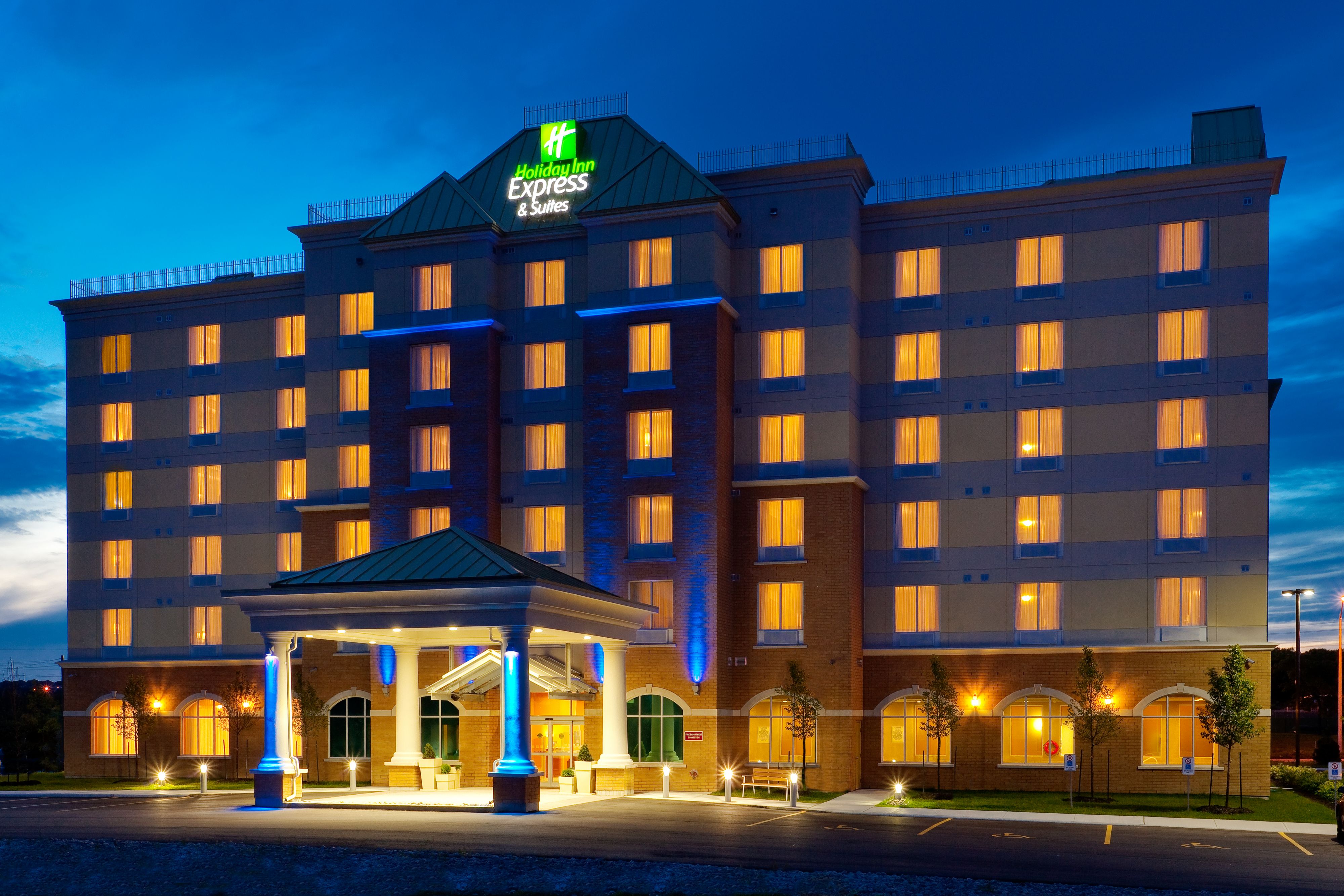 holiday-inn-express-and-suites-bowmanville-4334940399-original.jpg