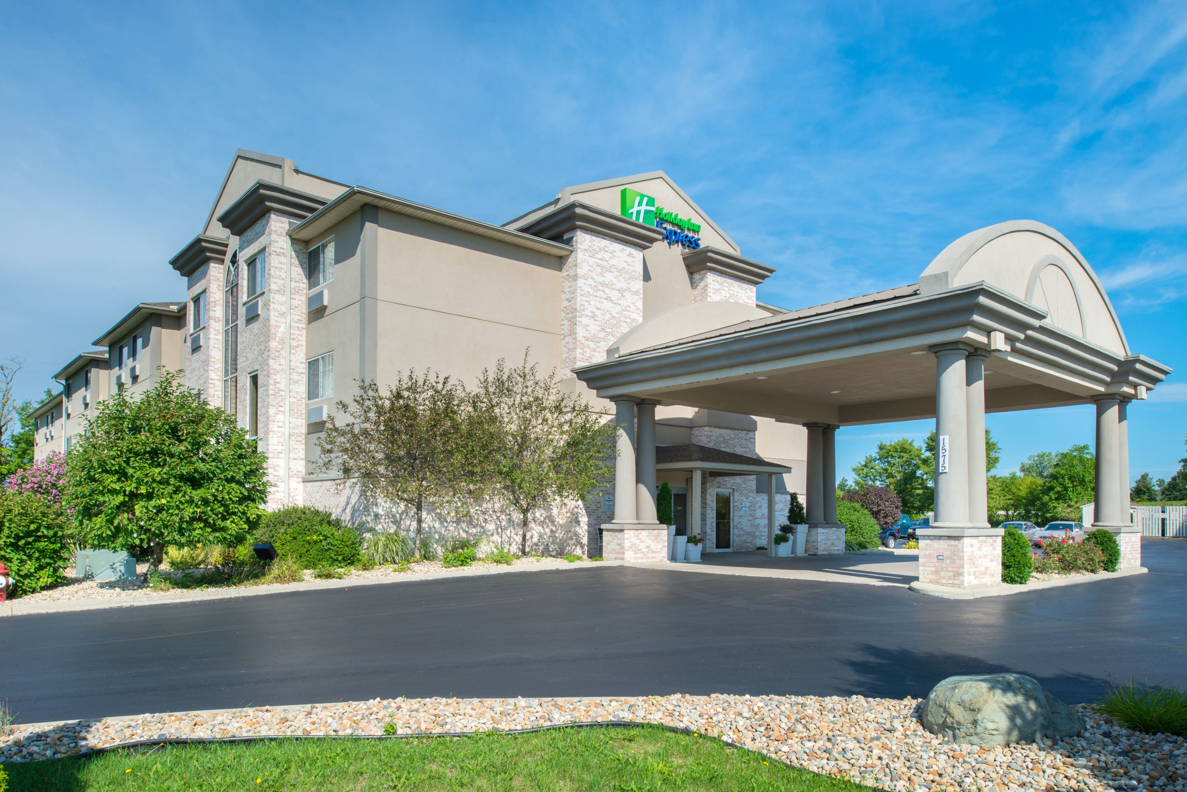 holiday-inn-express-and-suites-bucyrus-4719804983-original.jpg