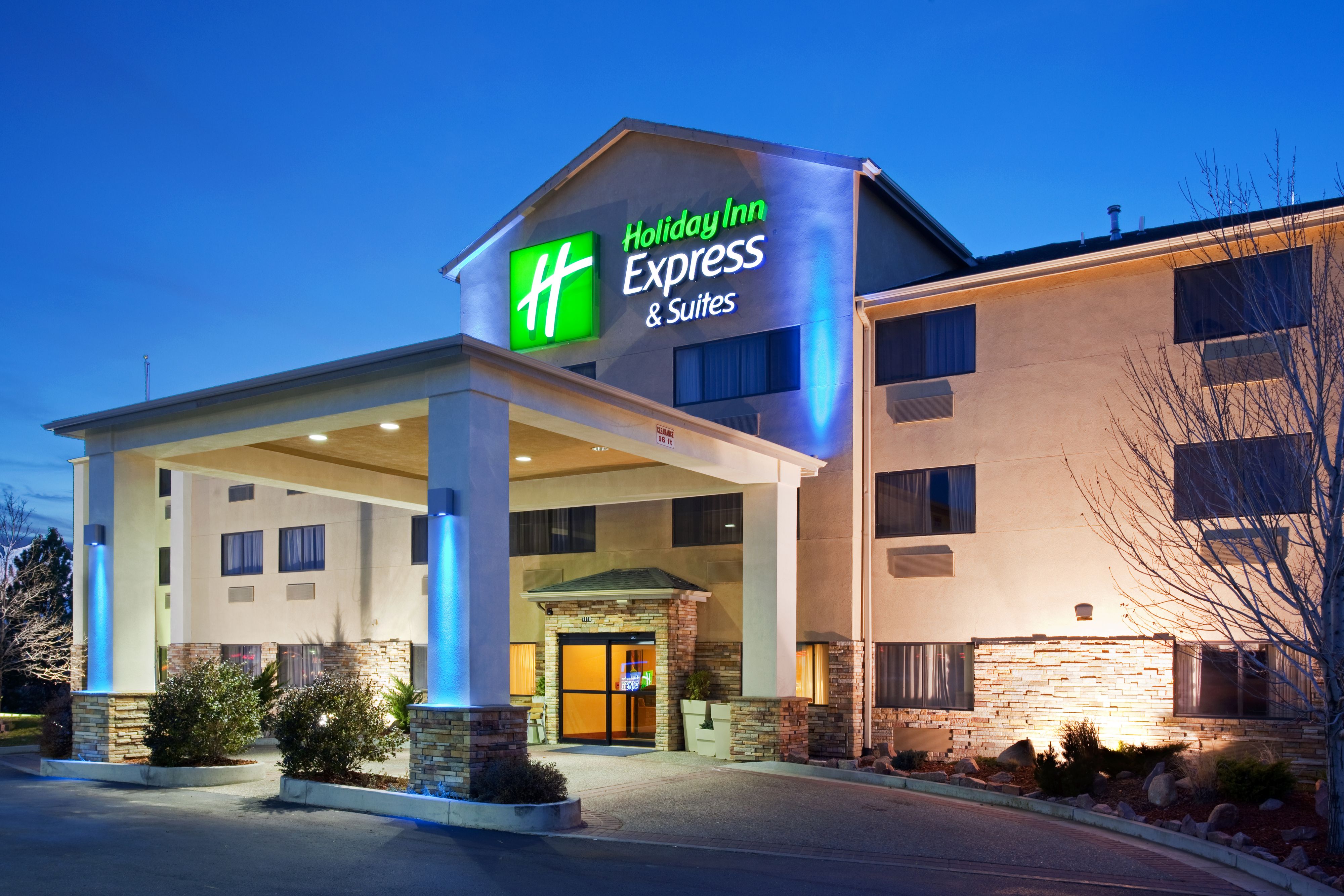 holiday-inn-express-and-suites-colorado-springs-4230184401-original.jpg