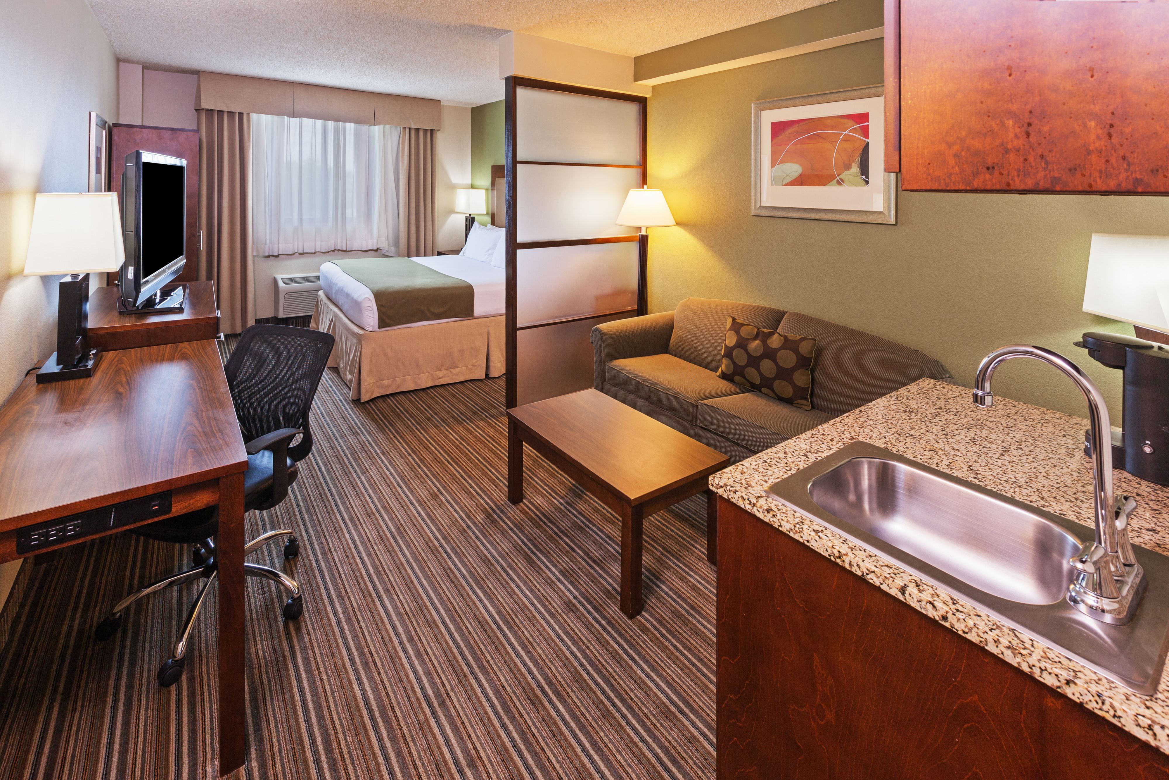 holiday-inn-express-and-suites-fort-worth-5136935973-original.jpg