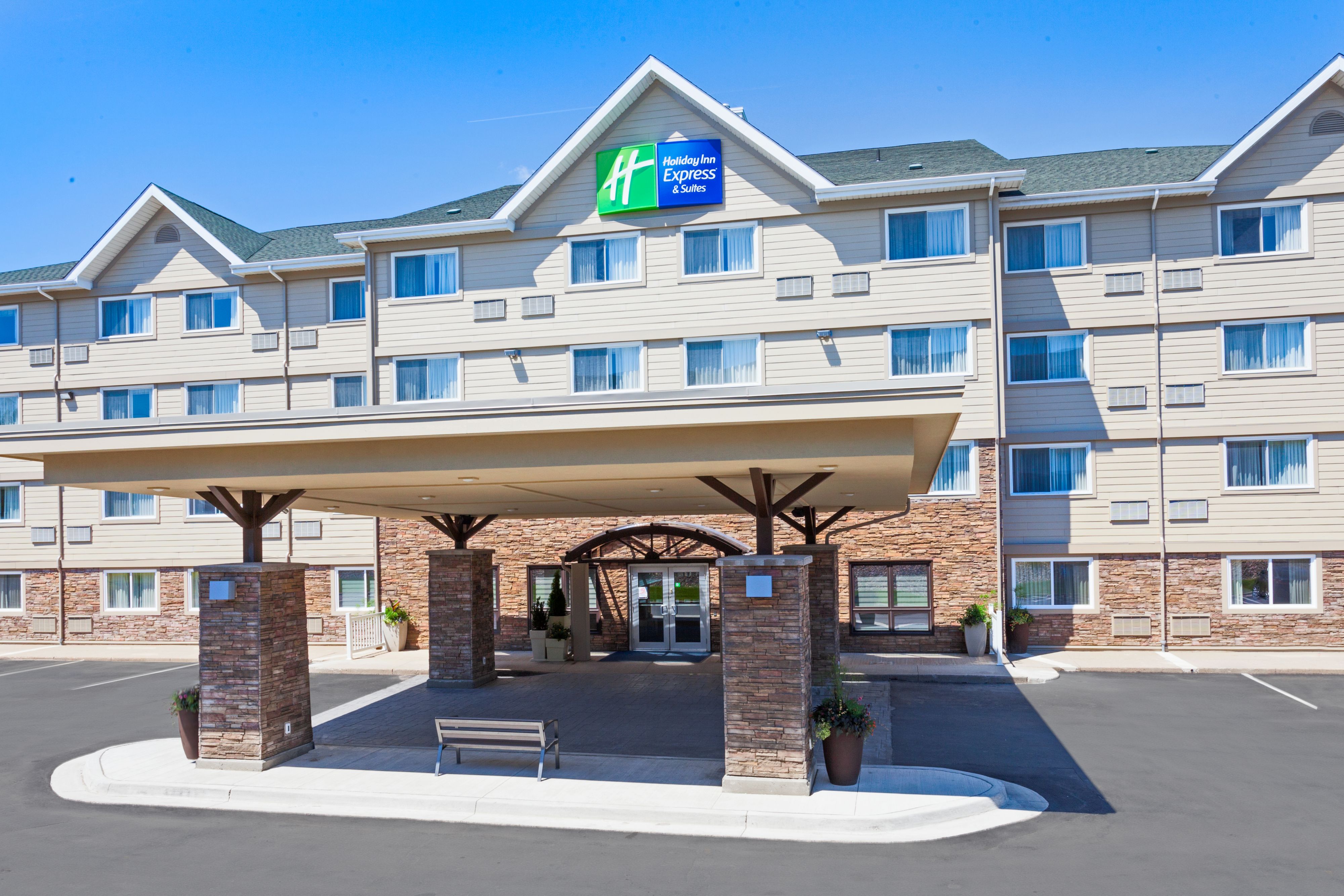holiday-inn-express-and-suites-fredericton-4138676983-original.jpg