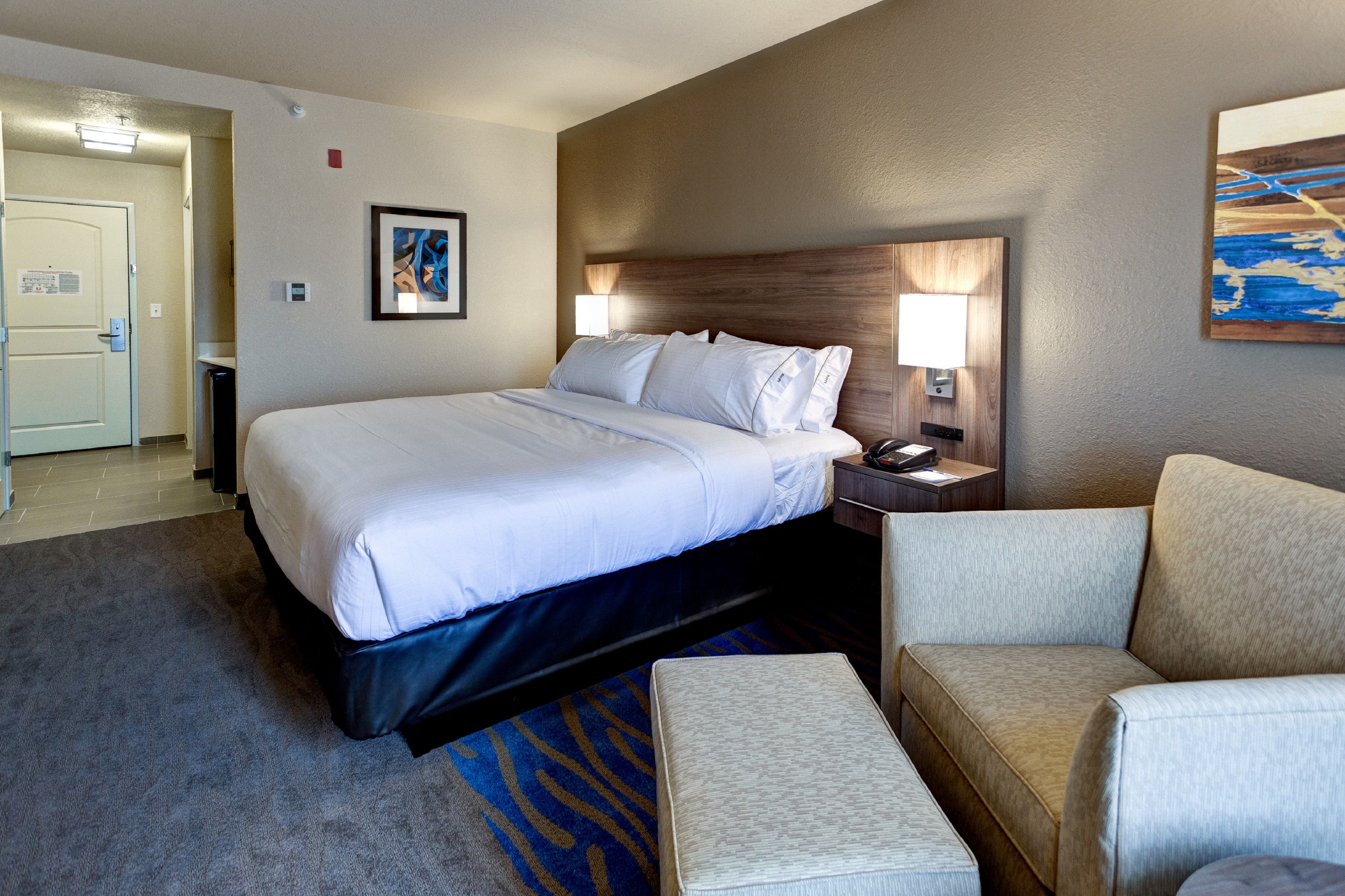 holiday-inn-express-and-suites-great-bend-4360865867-original.jpg