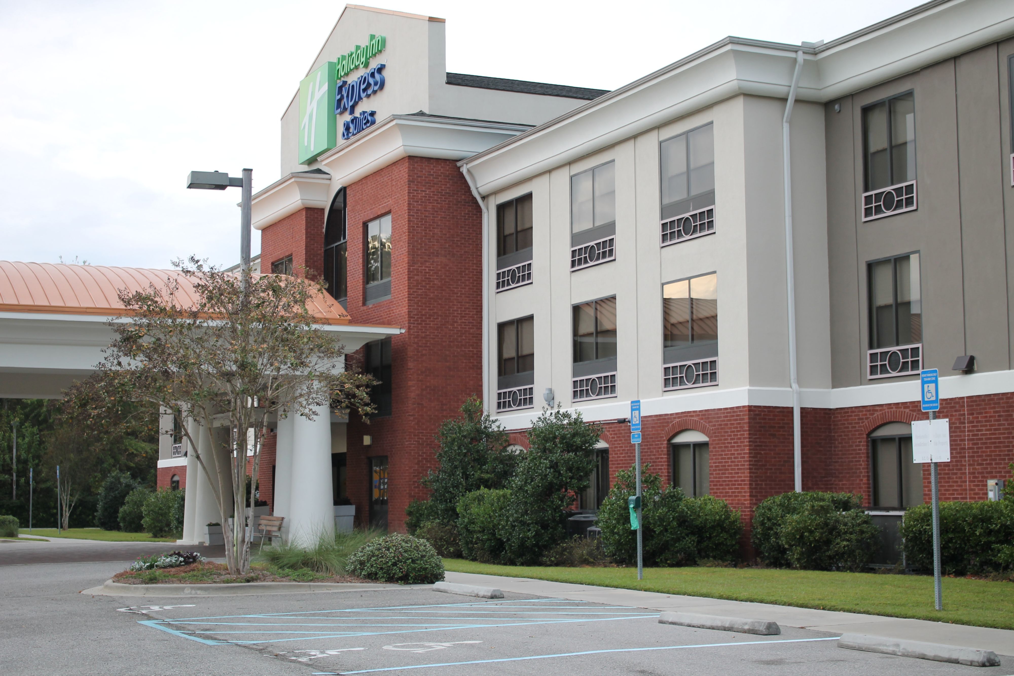 holiday-inn-express-and-suites-hardeeville-5775681729-original.jpg