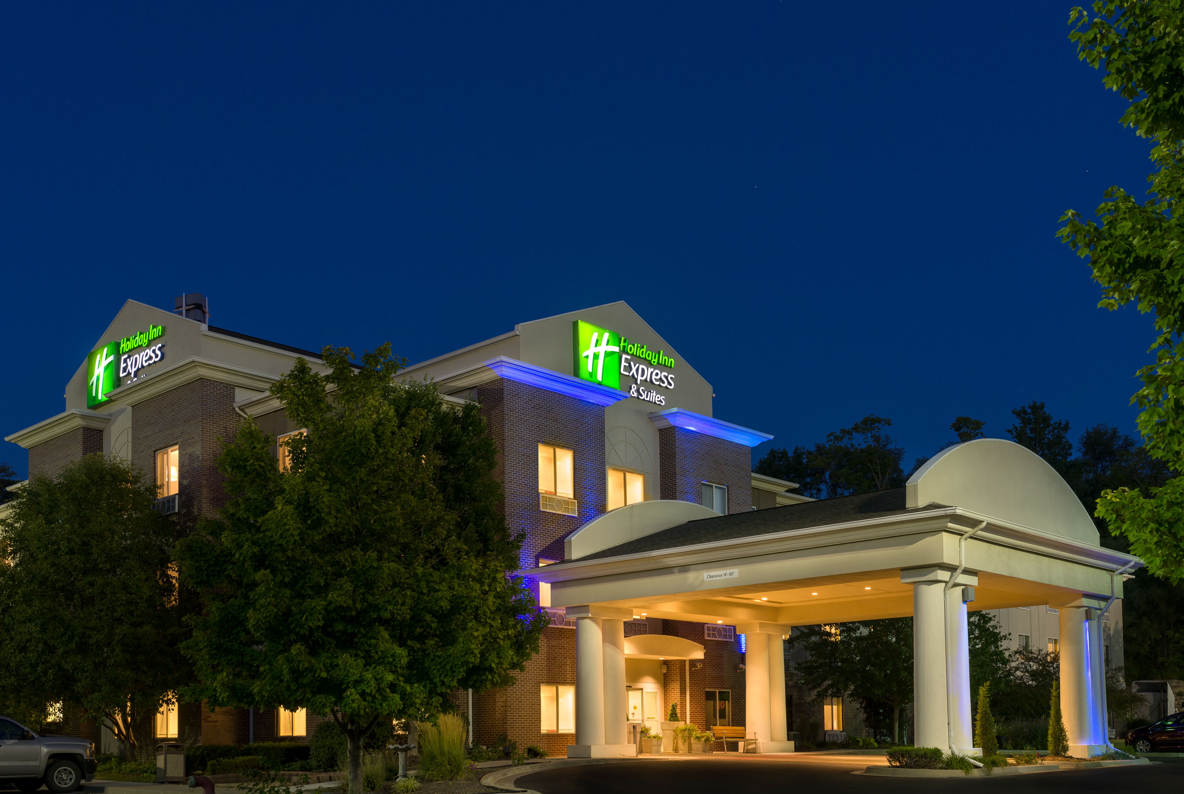 holiday-inn-express-and-suites-independence-5181548166-original.jpg