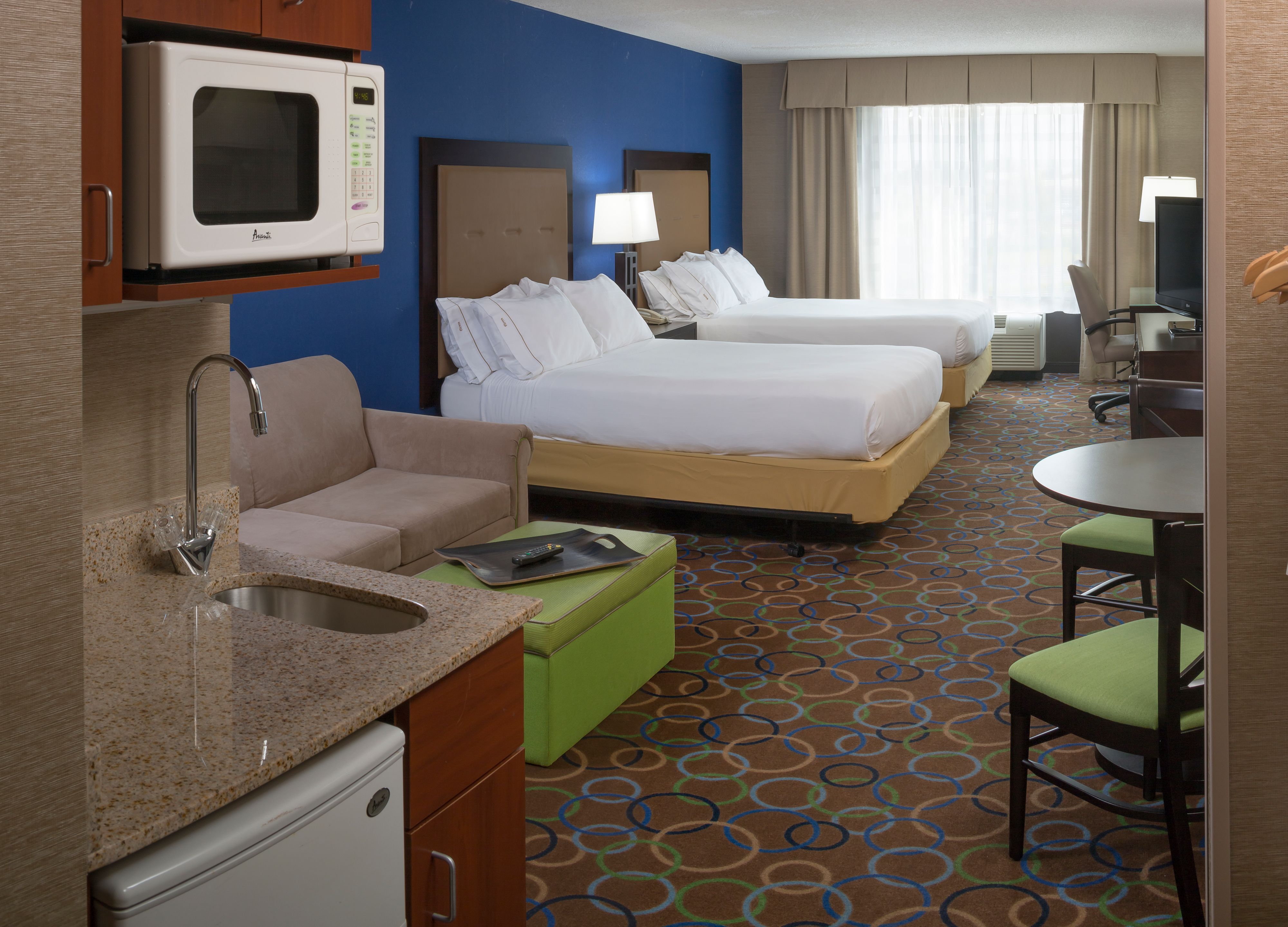 holiday-inn-express-and-suites-manchester-4043552227-original.jpg