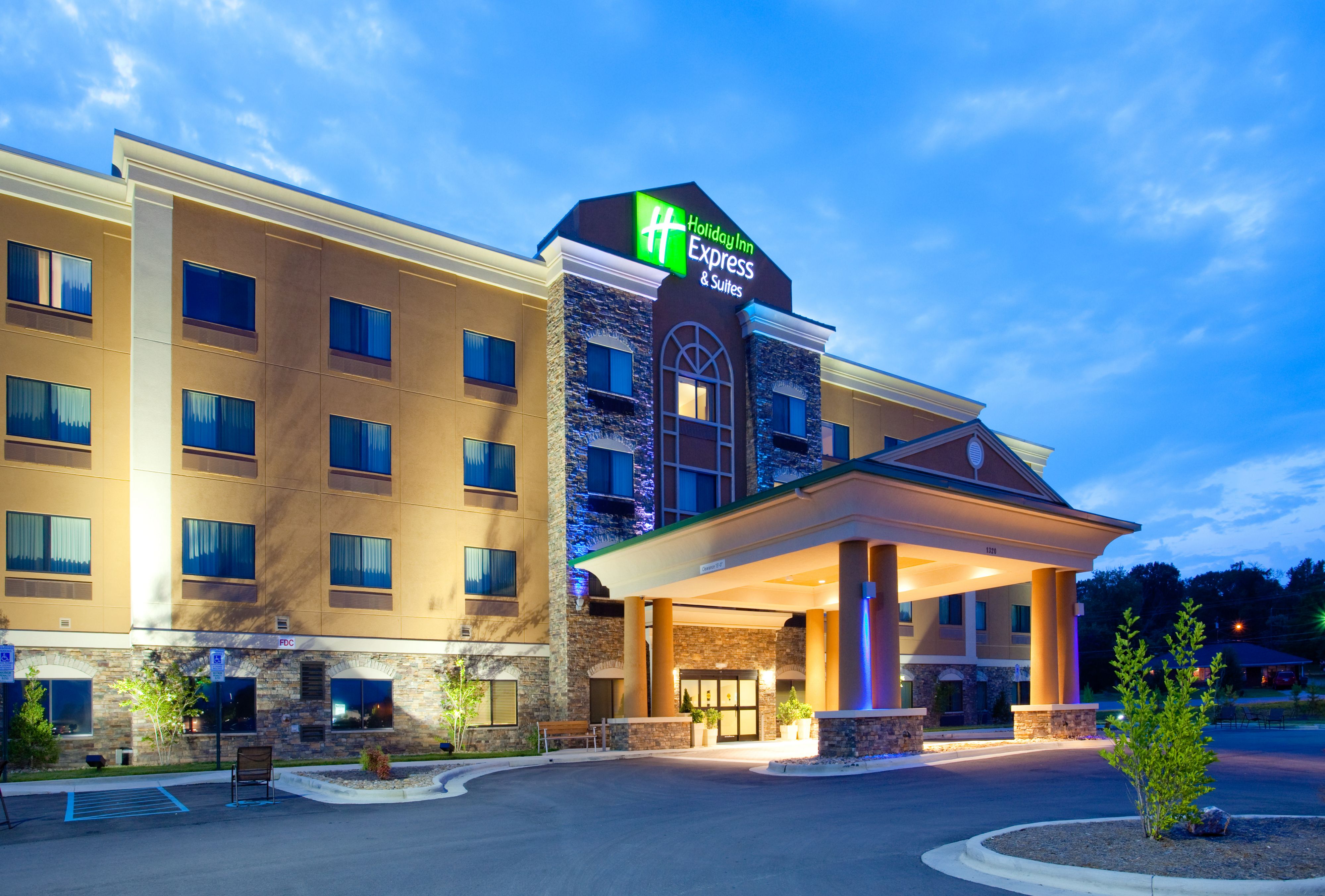 holiday-inn-express-and-suites-mount-airy-2533185117-original.jpg