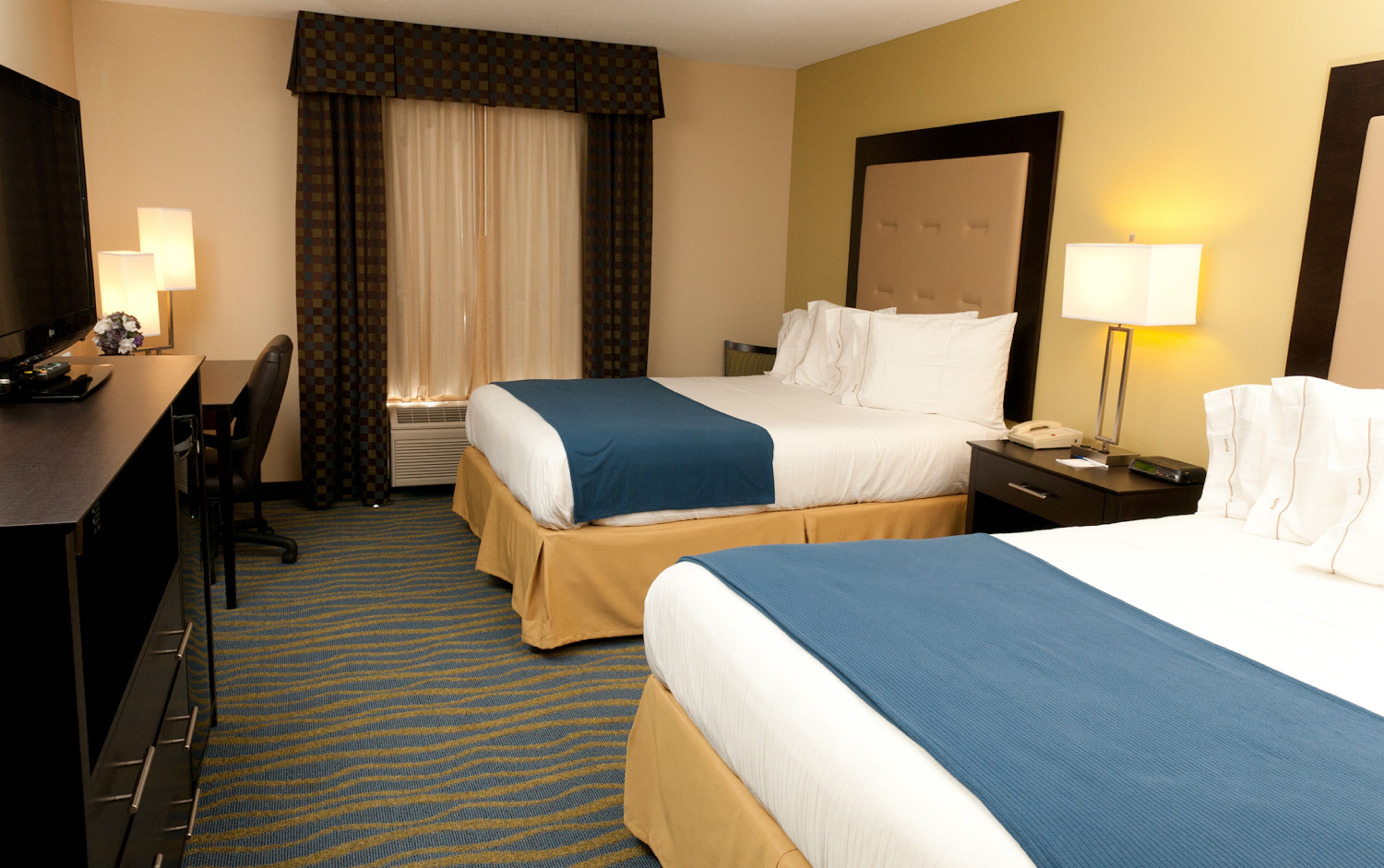 holiday-inn-express-and-suites-normal-4393886870-original.jpg