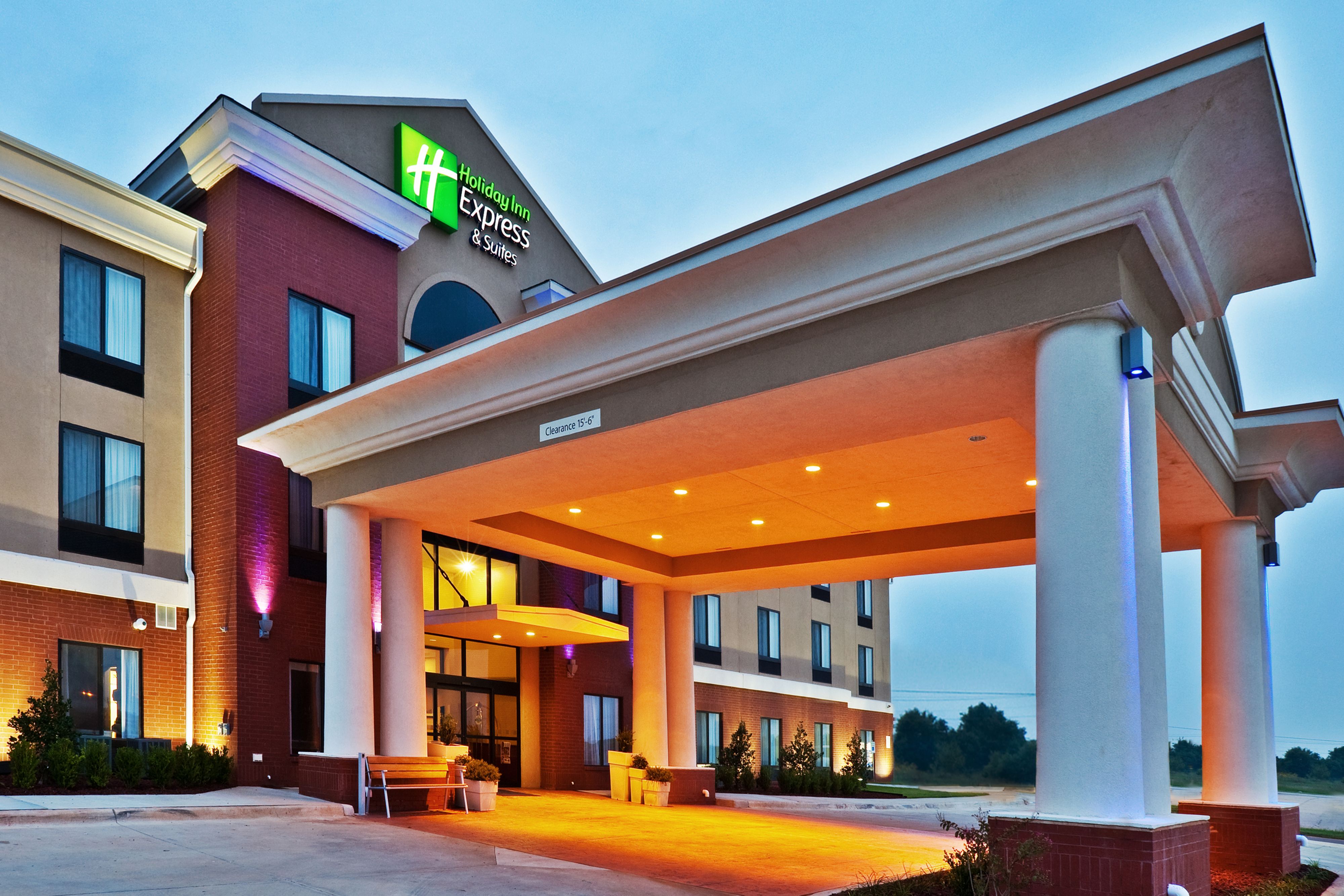 holiday-inn-express-and-suites-perry-4298277390-original.jpg