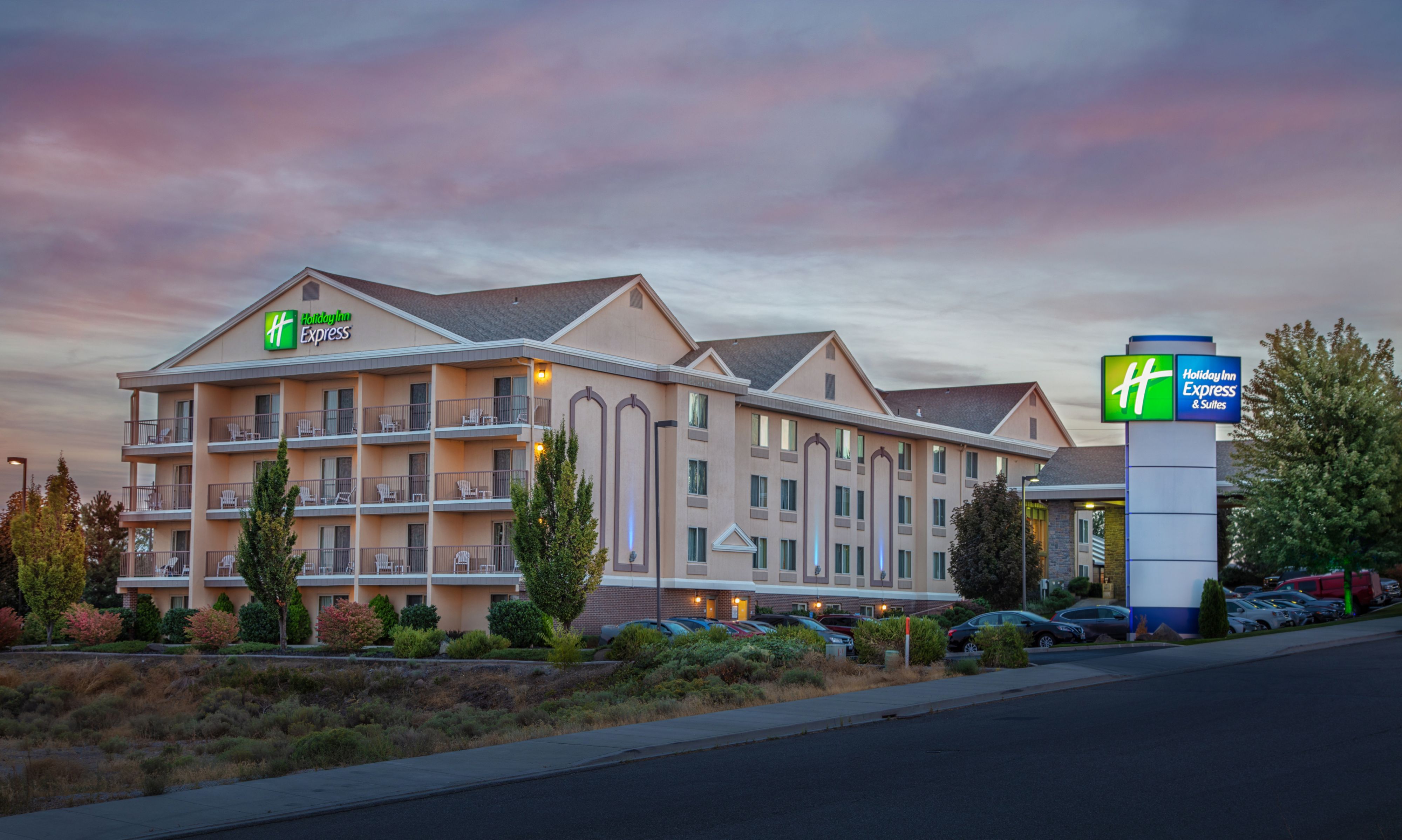 holiday-inn-express-and-suites-richland-5663769597-original.jpg