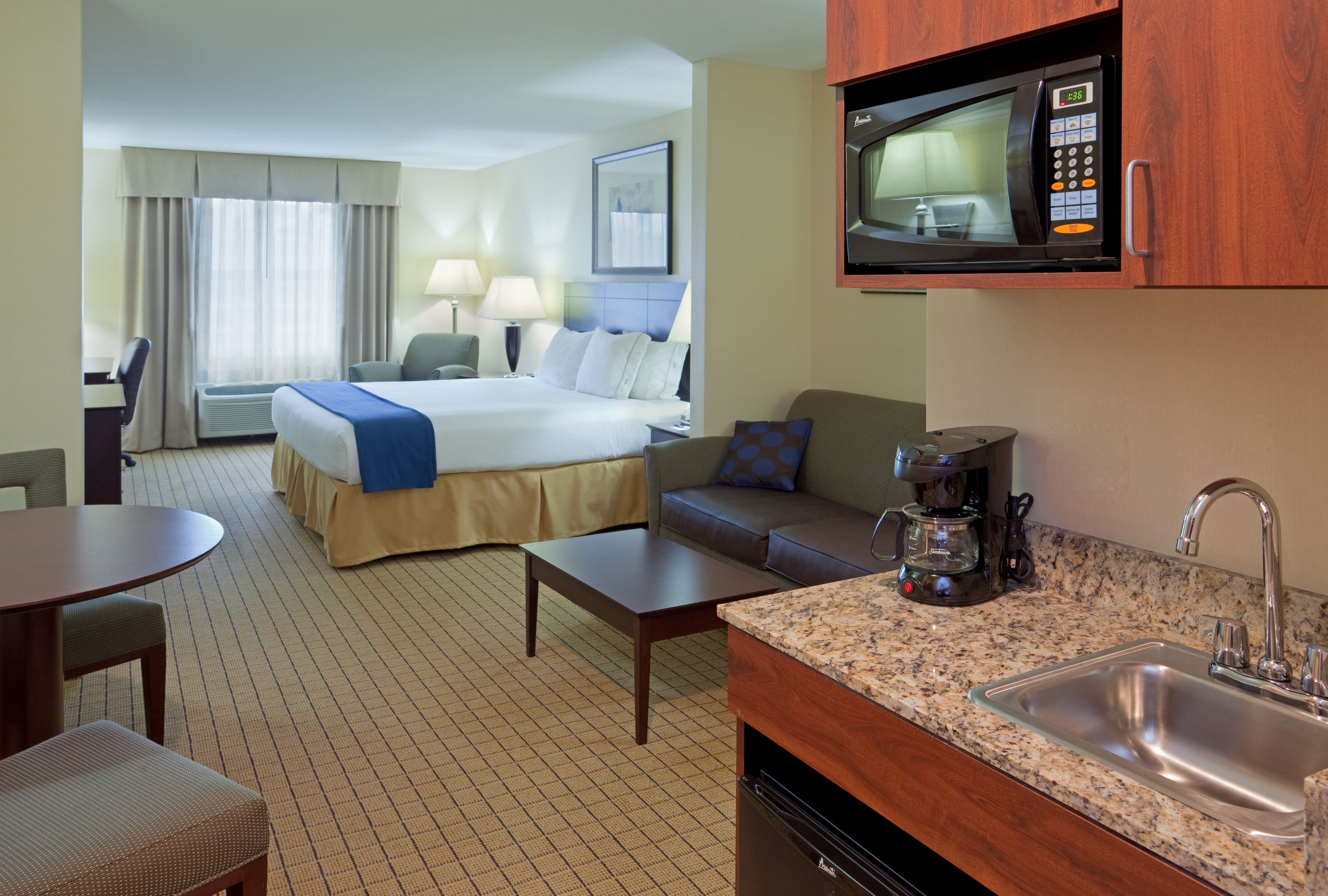 holiday-inn-express-and-suites-rochester-2533064915-original.jpg