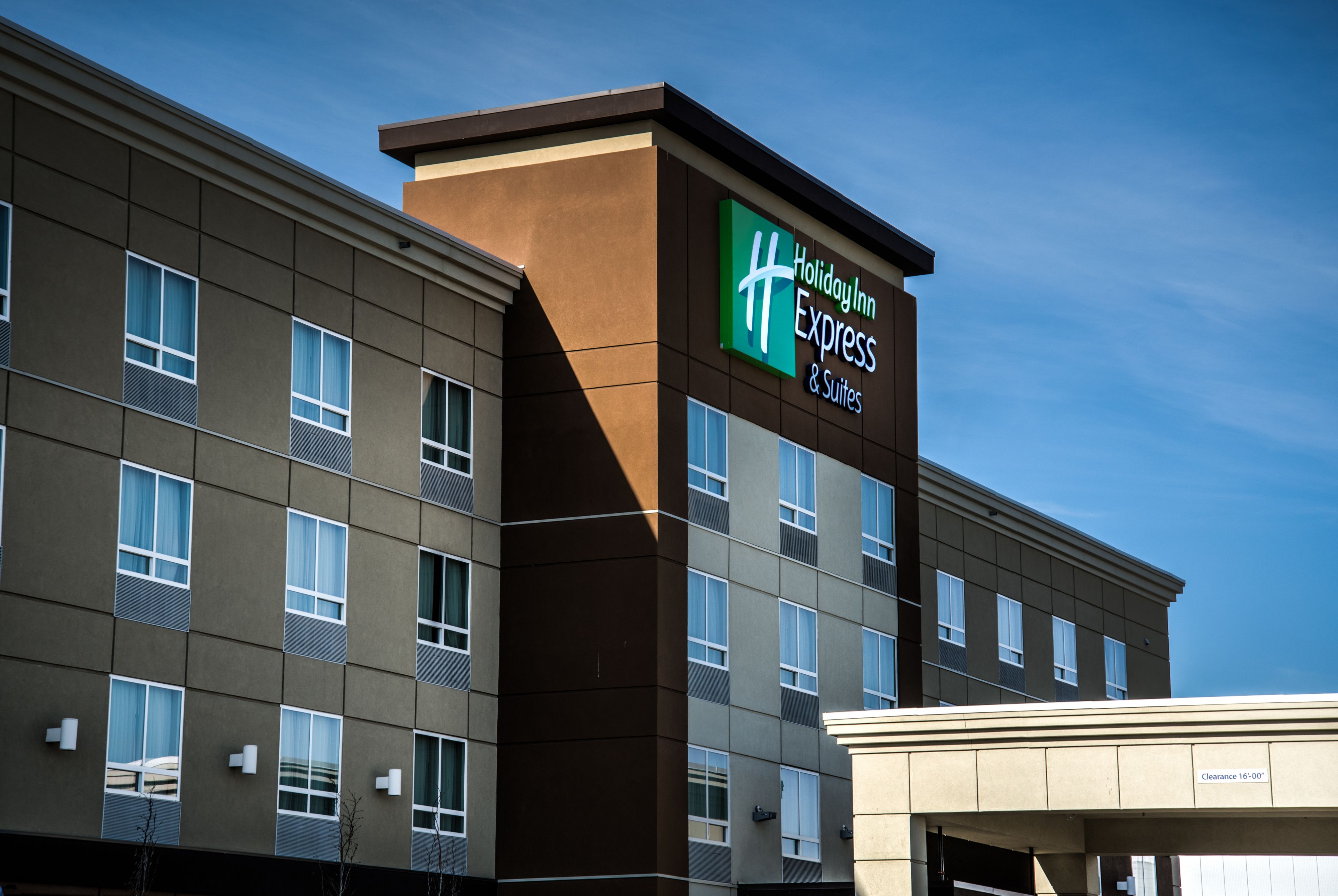 holiday-inn-express-and-suites-spruce-grove-4432157776-original.jpg