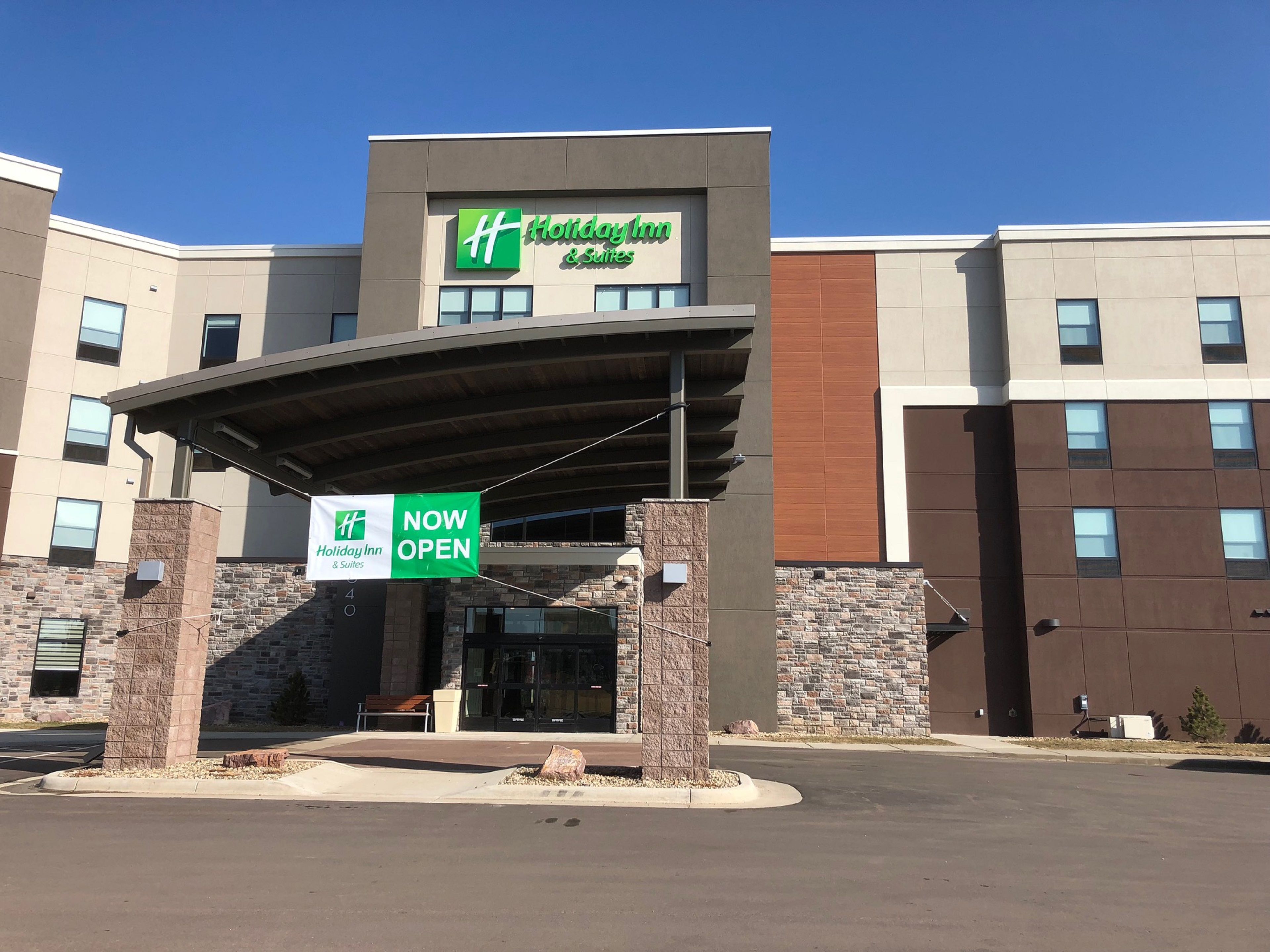 holiday-inn-hotel-and-suites-sioux-falls-5486365953-original.jpg