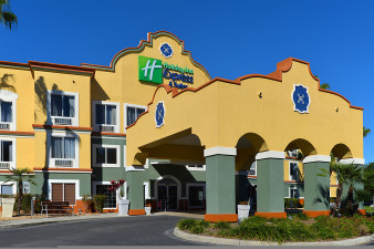 holiday-inn-express-and-suites-the-villages-4939001199-original.jpg